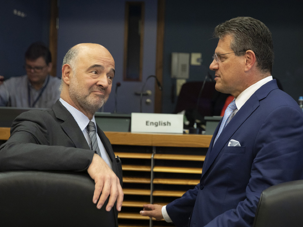 Eurokomisár pre hospodárske a finančné záležitosti, dane a clá Pierre Moscovici (vľavo) a eurokomisár pre energetickú úniu Maroš Šefčovič počas stretnutia Rady komisárov. 