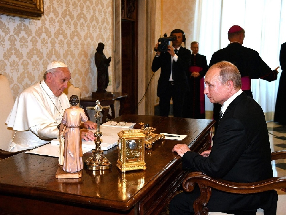 Ruský prezident Vladimir Putin počas súkromnej audiencie u pápeža Františka vo Vatikáne. 