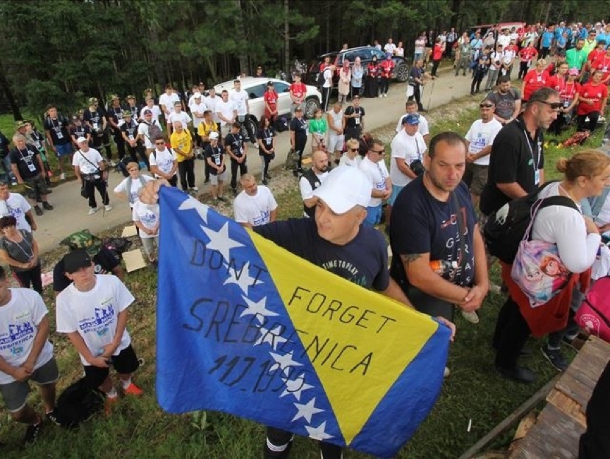 Tisícky ľudí si pochodom pripomínajú masaker v Srebrenici.