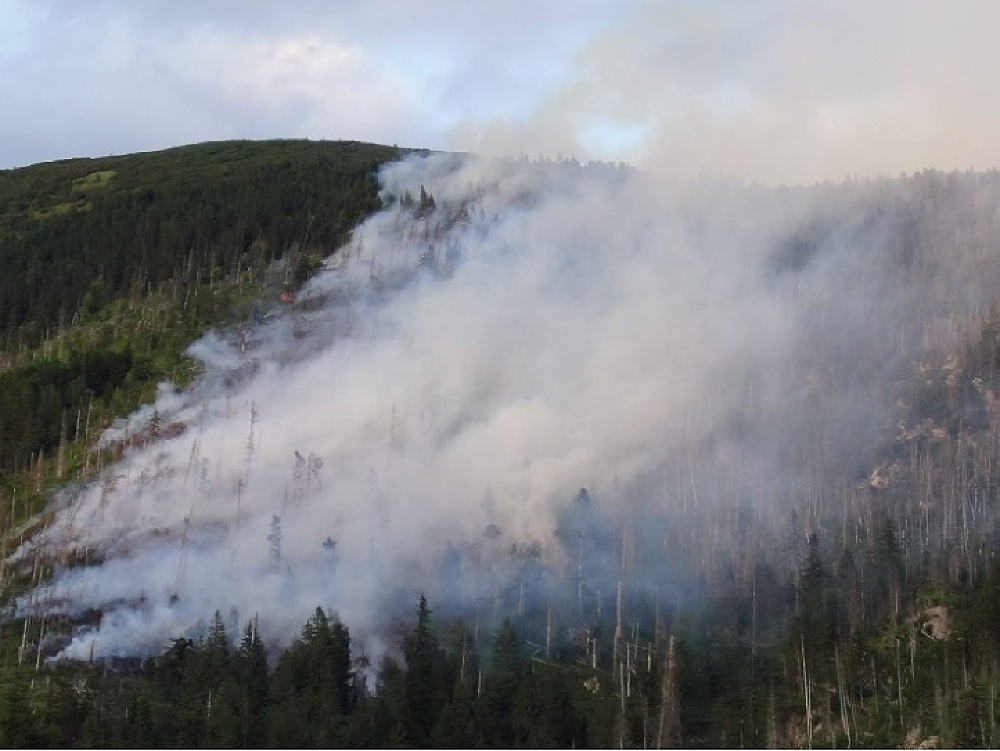 Hasičom sa podarilo požiar lesa v nedostupnom teréne na kopci Veľký Gápeľ lokalizovať a dostať pod kontrolu. 