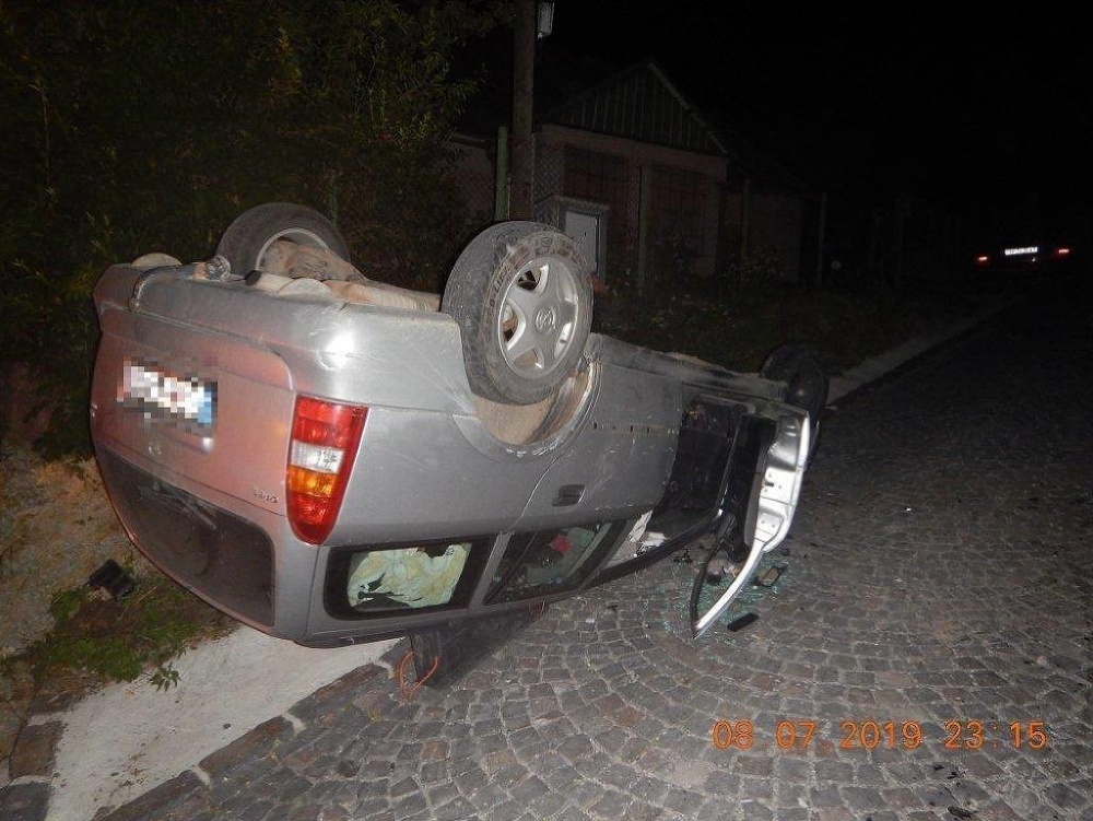 Opitý vodič (20) havaroval na ceste z Banskej Štiavnice: Auto skončilo na streche