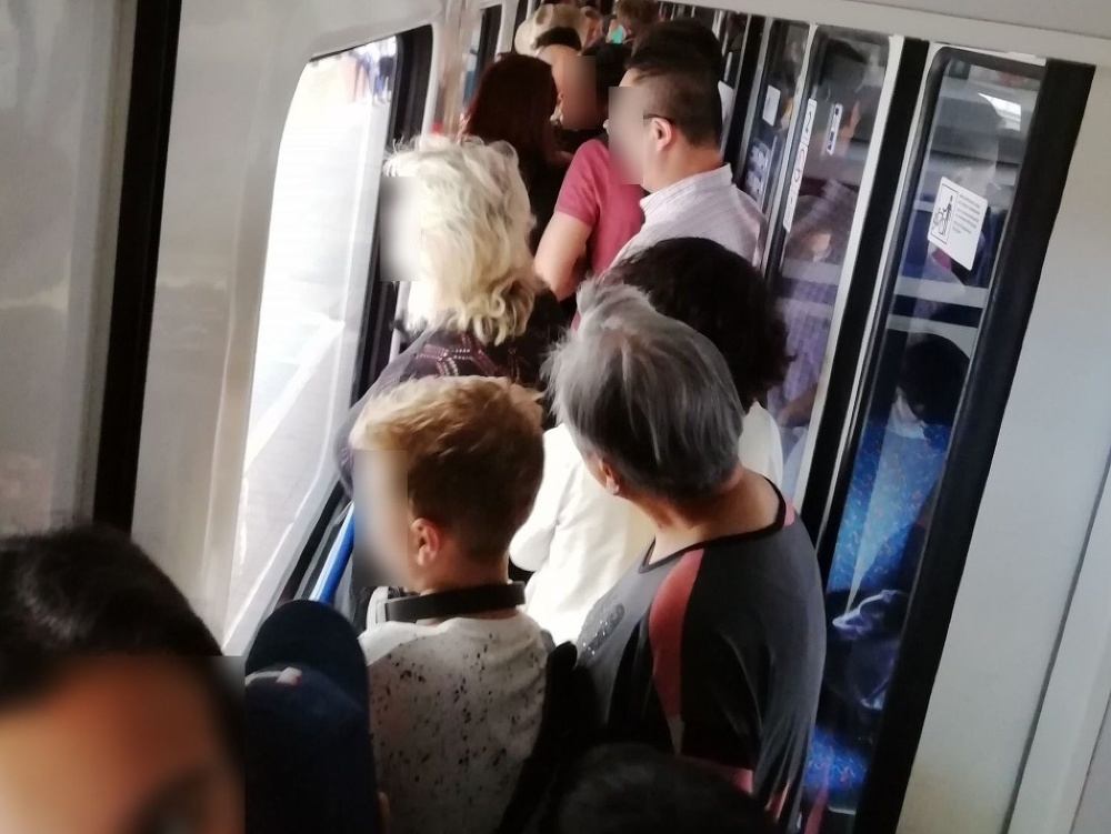 Ľudia cestovali v preplnenom vlaku.