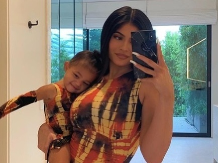 Kylie Jenner ako milujúca mamička. 