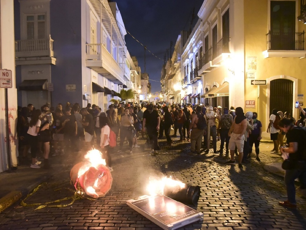 Ľudia protestujú za odstúpenie portorického guvernéra Ricarda Rossellóa v San Juane