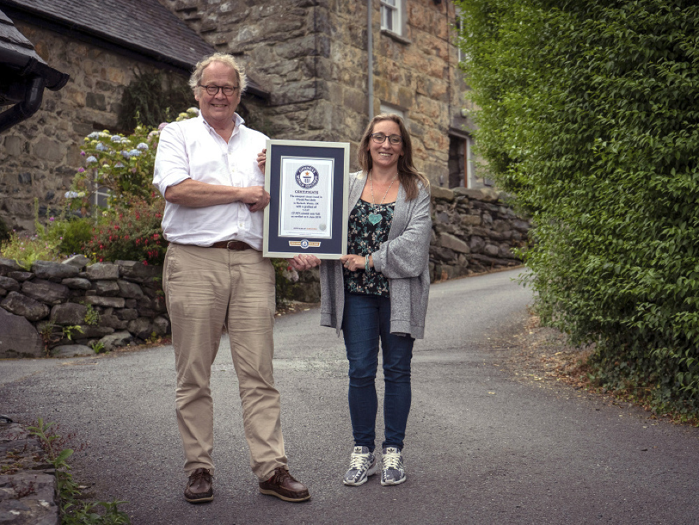 Gwyn Headley and Sarah Badha držia certifikát od Guinnessovej knihy rekordov