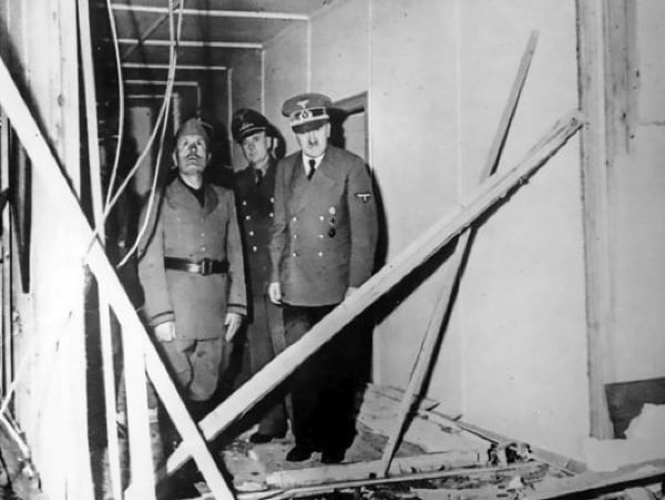 Hitler si prezerá zničený bunker