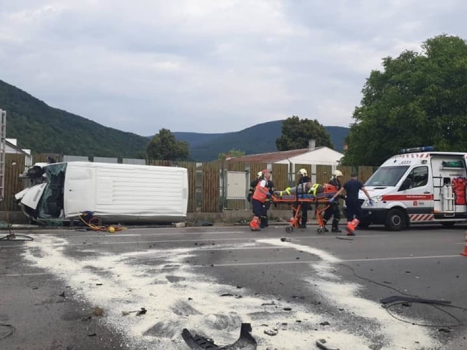 Tri posádky zdravotníkov zasahovali pri dopravnej nehode v Rožňave - vodič dodávky zišiel mimo cestu.