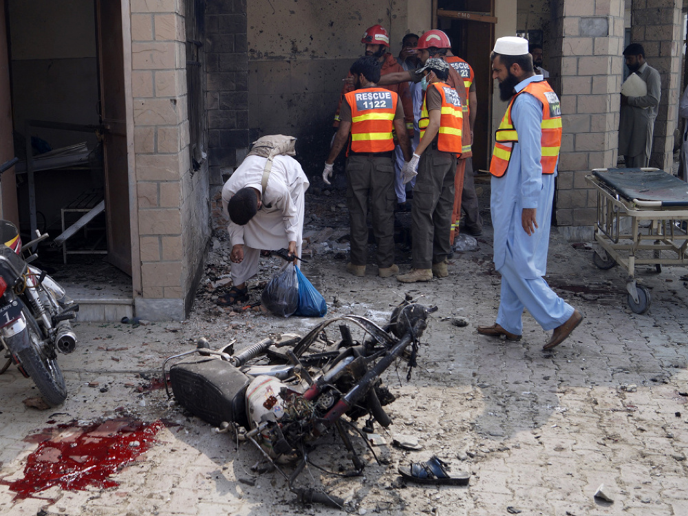 Samovražedná atentátnička sa odpálila pred nemocnicou v Pakistane