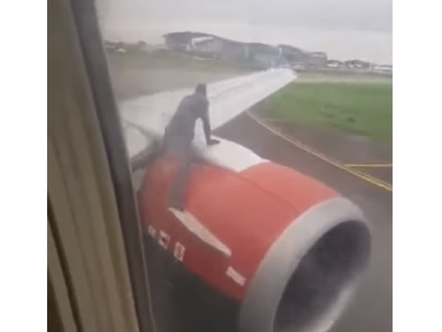 Na krídlo jedného z lietadiel pripravených k odletu vyliezol človek.