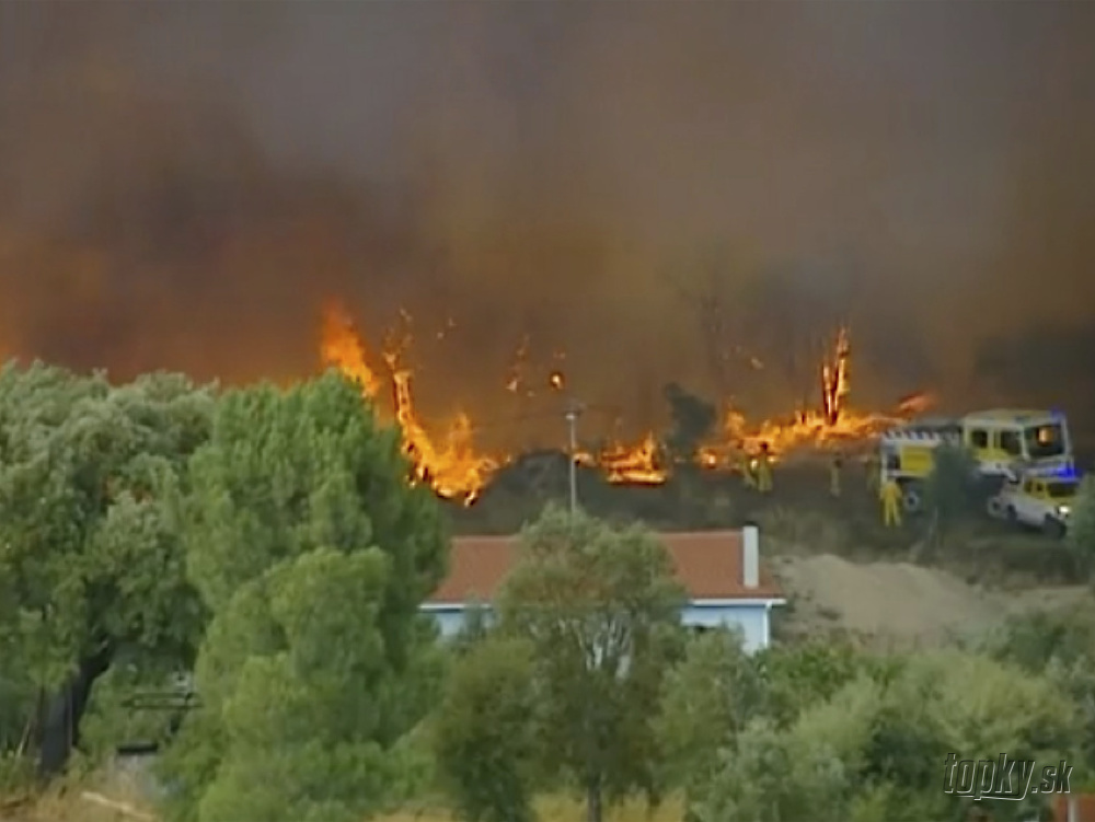 Vyše 1000 hasičov bojuje s lesnými požiarmi v Portugalsku