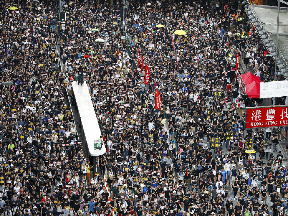 Desaťtisíce demonštrantov vyšli do ulíc Hongkongu