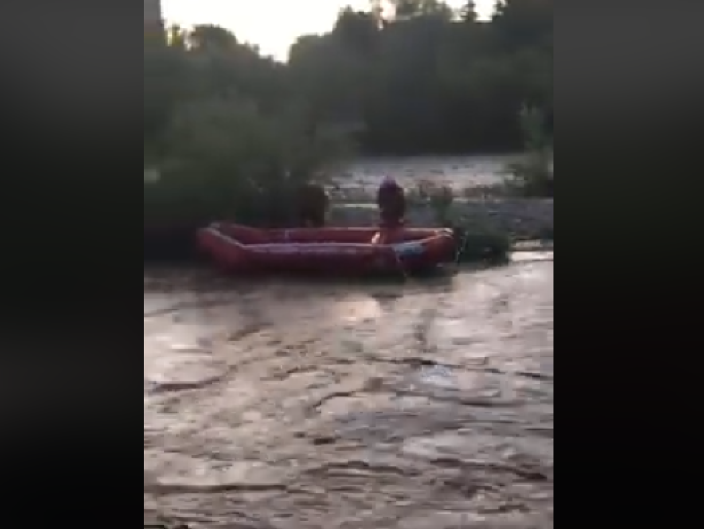 Traja rybári uviazli na rieke Kysuca, zachrániť ich prišli hasiči.
