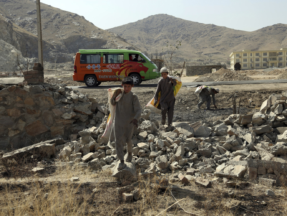Pri atentáte samovražedného útočníka  v Afganistane zomrelo päť ľudí