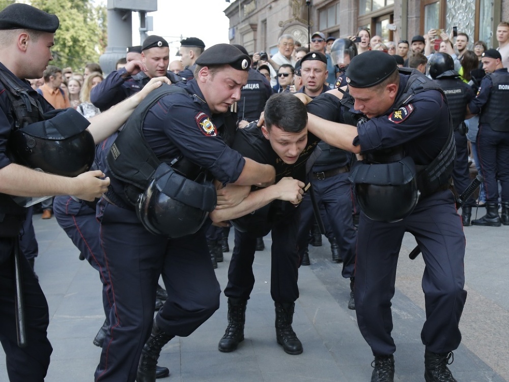 V sobotu zatkli v Moskve počas nepovoleného protestu takmer 1400 demonštrantov