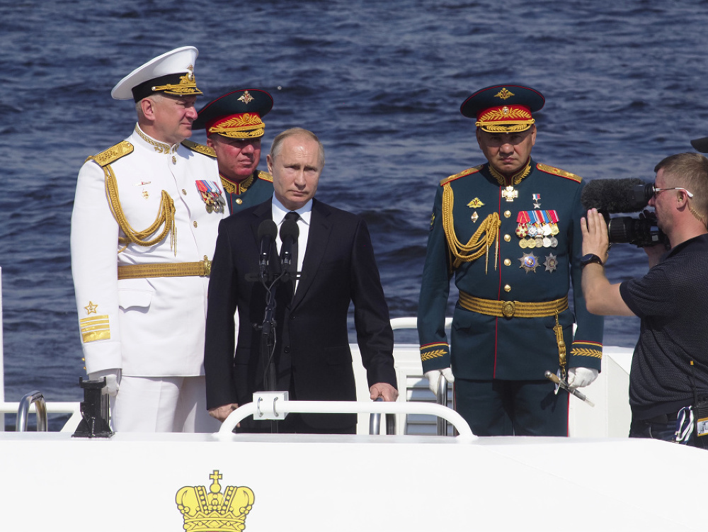Vladimir Putin, vpravo ruský minister obrany Dergej Šojgu a vľavo veliteľ ruského námorníctva Nikolaj Jevmenov