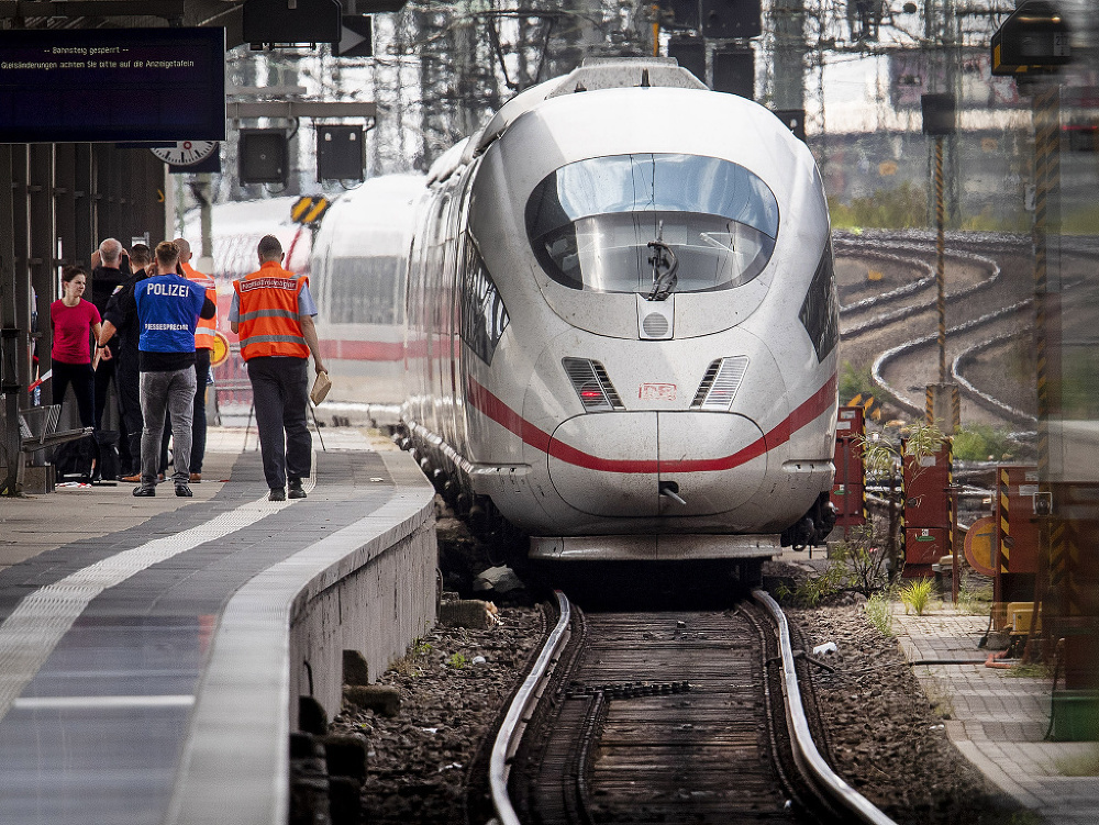 Muž sotil vo Frankfurte matku s dieťaťom pod vlak