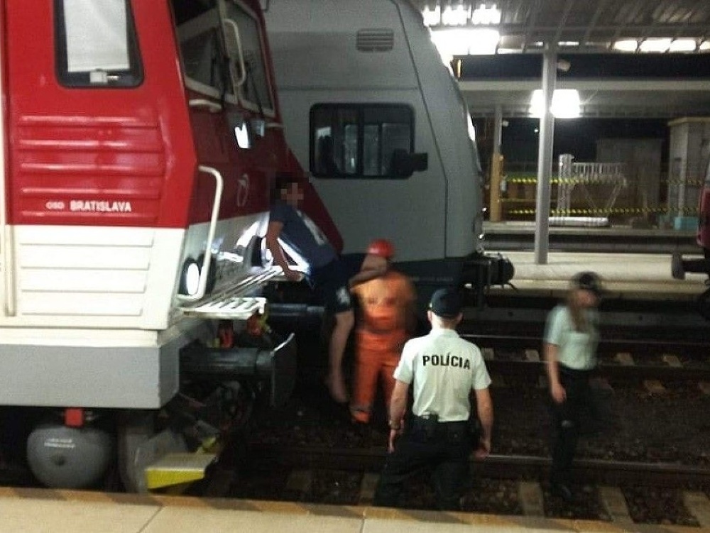 Muž na nárazníku vlaku. 