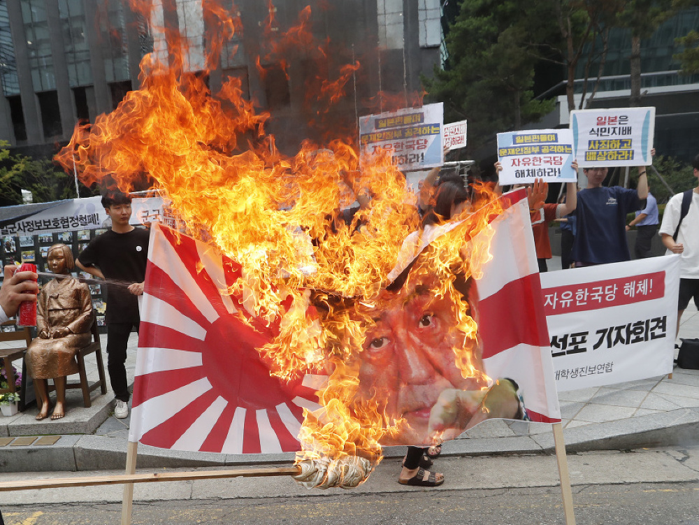 Juhokórejčan (72) sa zapálil na protest proti Japonsku: Leží v nemocnici v kritickom stave