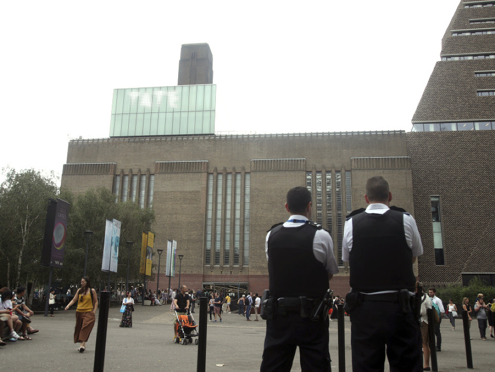 Tínedžer zhodil šesťročného chlapca z desiateho podlažia Tate Modern