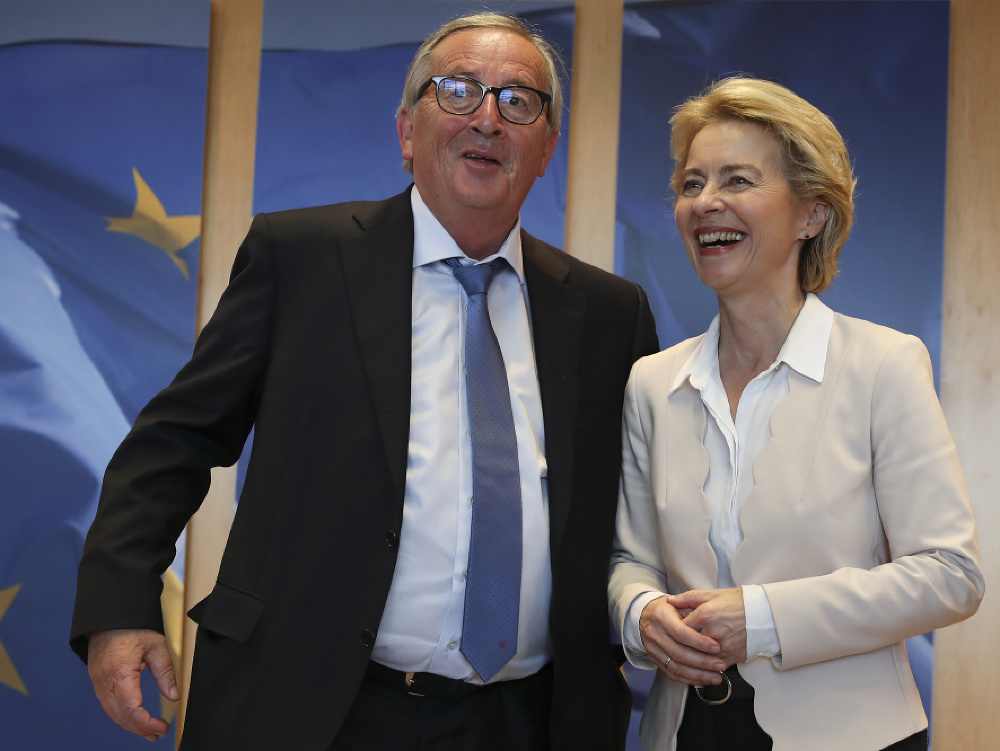 Dosluhujúci predseda EK Jean-Claude Juncker a nová šéfka EK Ursula von der Leyenová
