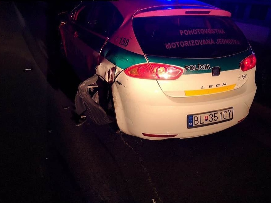Mladý vodič narazil do odstaveného policajného auta