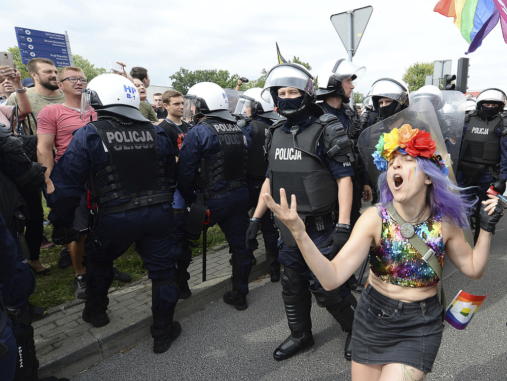 Na snímke účastníci pochodu príslušníkov sexuálnych menšín v sprievode polície v poľskom meste Plock