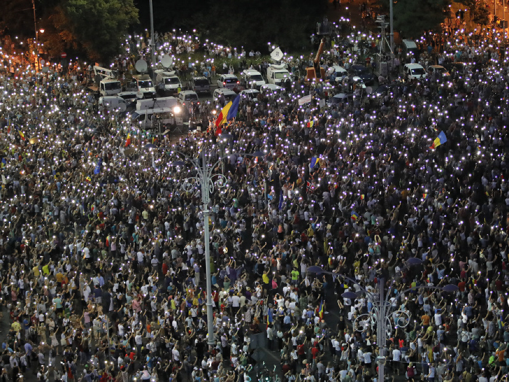 Tisíce ľudí protestovali proti vláde. 