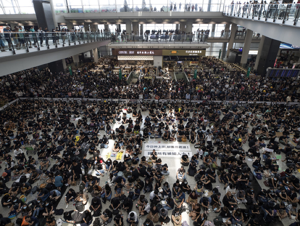 Protest na letisku v Hongkongu obsadilo vyše 5000 demonštrantov. 