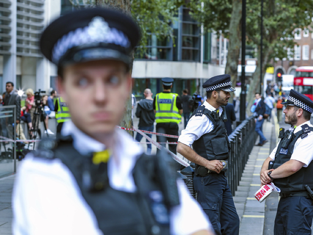 Neznámy páchateľ porezal v centre Londýna na tvári muža
