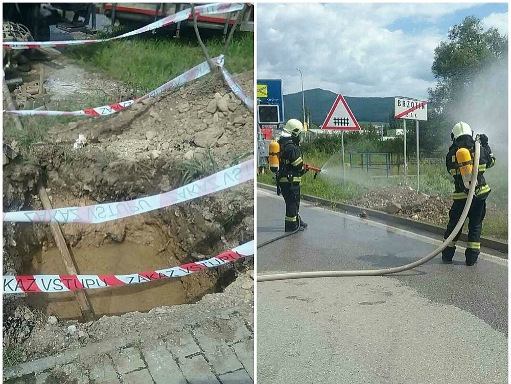 Zásah hasičov z Rožňavy a z Dobšinej v meste Rožňava na železničnom priecestí.
