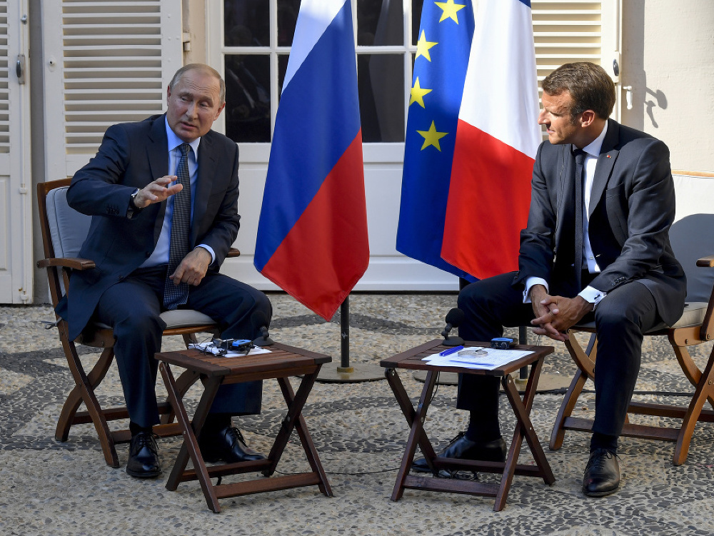 Francúzsky prezident Emmanuel Macron (vpravo) na stretnutí s ruským prezidentom Vladimirom Putinom.