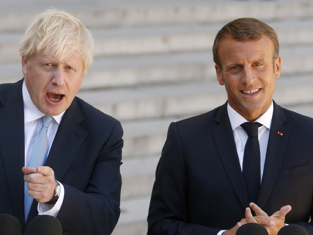 Na snímke zľava britský premiér Boris Johnson a francúzsky prezident Emmanuel Macron počas vyhlásenia pre médiá v Elyzejskom paláci v Príži