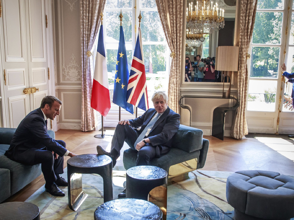 Na snímke britský premiér Boris Johnson (vpravo) a francúzsky prezident Emmanuel Macron počas stretnutia v Elyzejskom paláci v Paríži