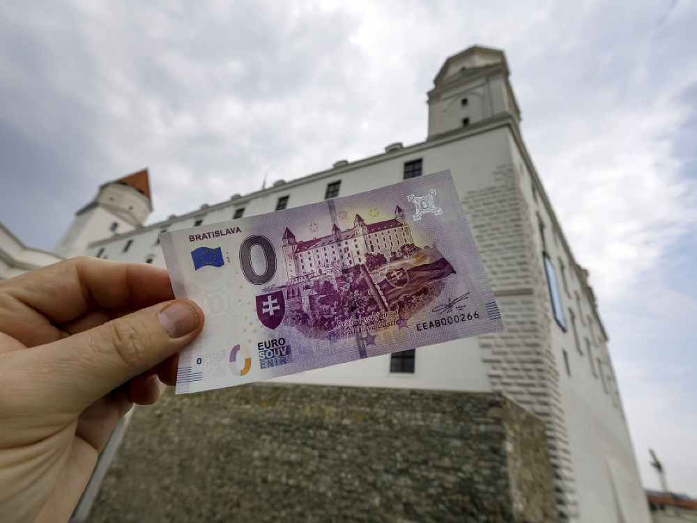 Predaj nulovej eurobankovky na Bratislavskom hrade vyvolal veľký záujem. 