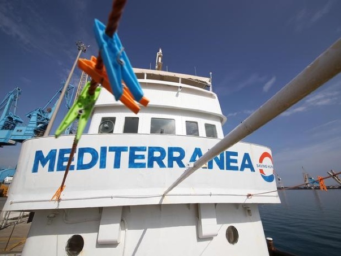 Talianska nezisková iniciatíva Mediterranea Saving Humans oznámila, že jej loď vyzdvihla z mora približne 100 migrantov.