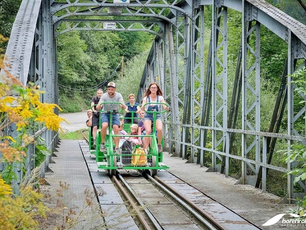 Horehronské cyklodreziny jazdiace po trati ČHŽ sú novou atrakciou pre turistov