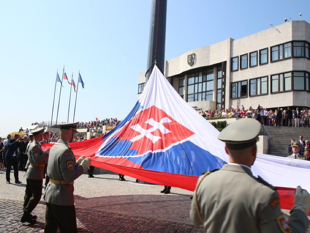 Akt vztýčenia vlajky Slovenskej Republiky počas Dňa otvorených dverí v Národnej rade SR.
