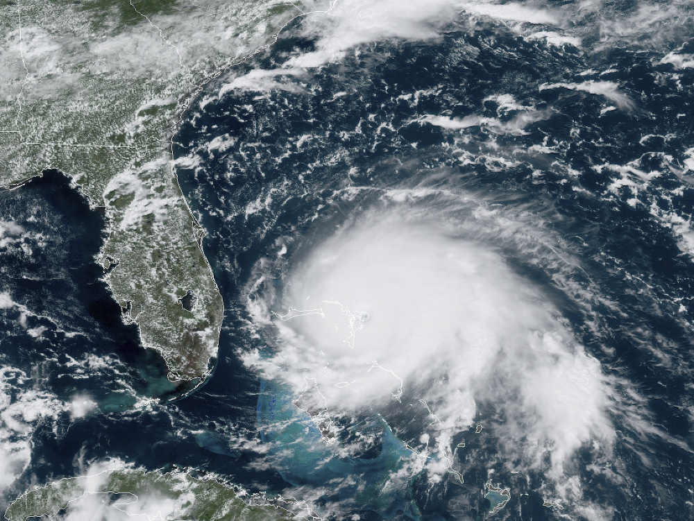 Sila hurikánu Dorian sa z piatej kategórie v pondelok znížila na štvrtú