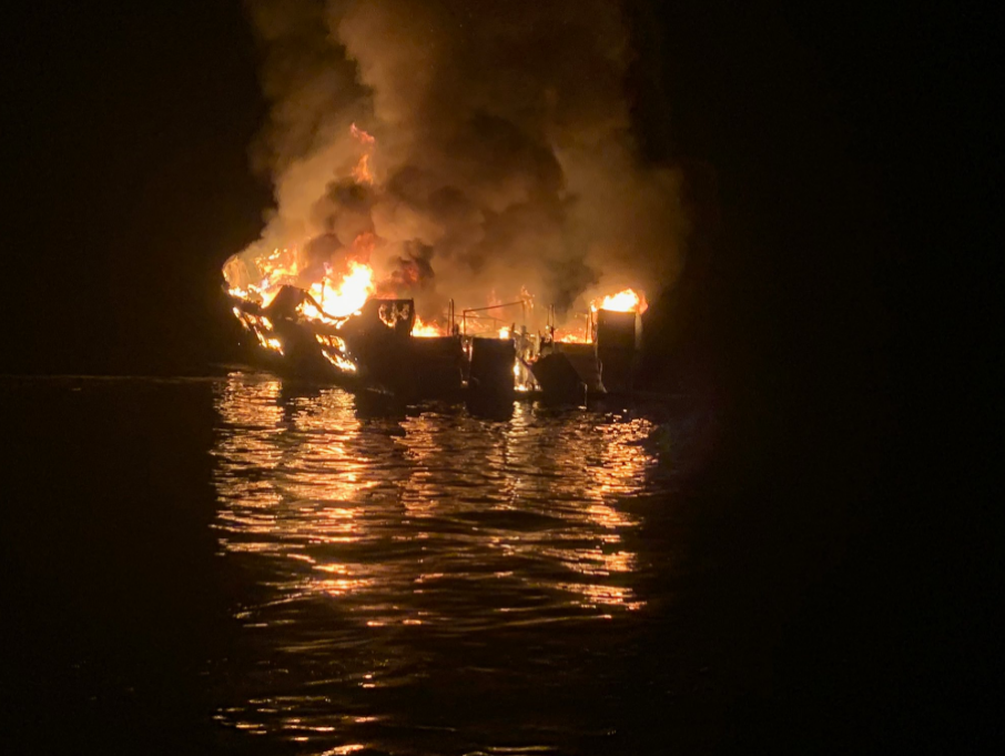Loď zachvátil požiar pri pobreží