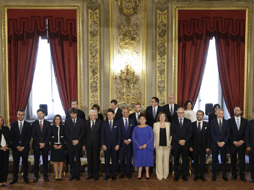 Na snímke ministri novej talianskej vlády pózujú pre skupinovú fotografiu