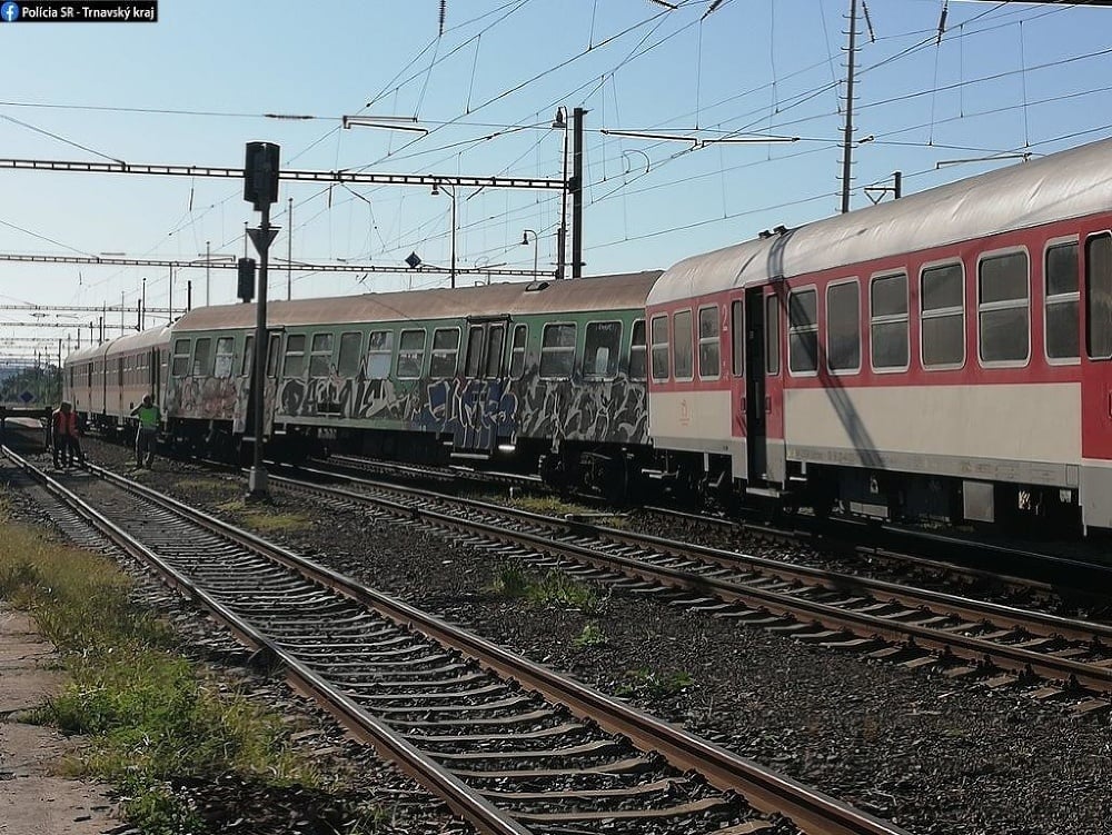 Na železničnej stanici v Senici sa vykoľajil osobný vlak