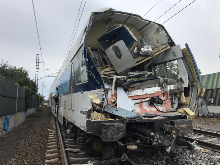 Vlak sa zrazil s nákladným autom 