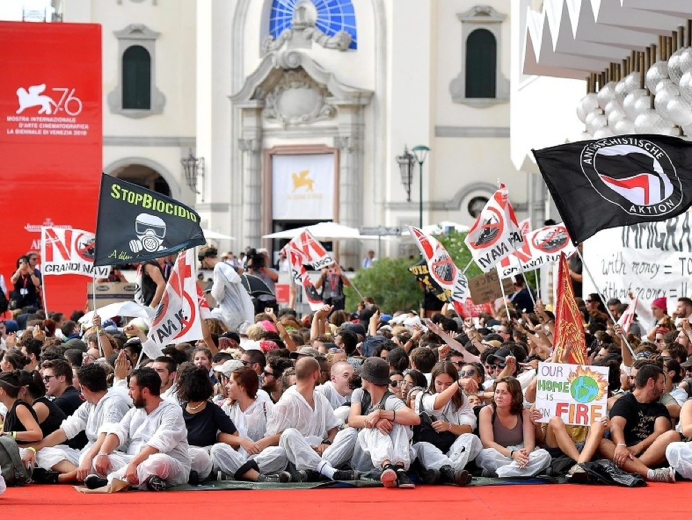 Klimatickí aktivisti protestovali na filmovom festivale v Benátkach