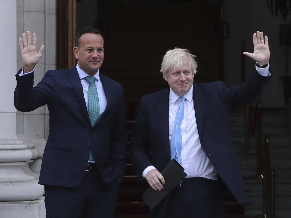 Britský premiér Boris Johnson a írsky premiér Leo Varadkar mávajú počas stretnutia v Dubline