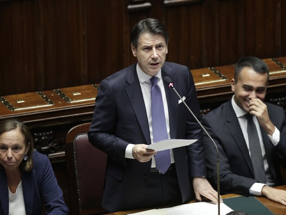 Taliansky premiér Giuseppe Conte (uprostred) reční pred hlasovaním o vyslovení dôvery jeho novej vláde v dolnej komore talianskeho parlamentu v Ríme