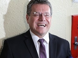 Kandidát na prezidenta Maroš Šefčovič odvolil o 11:00 spolu so svojou rodinou.