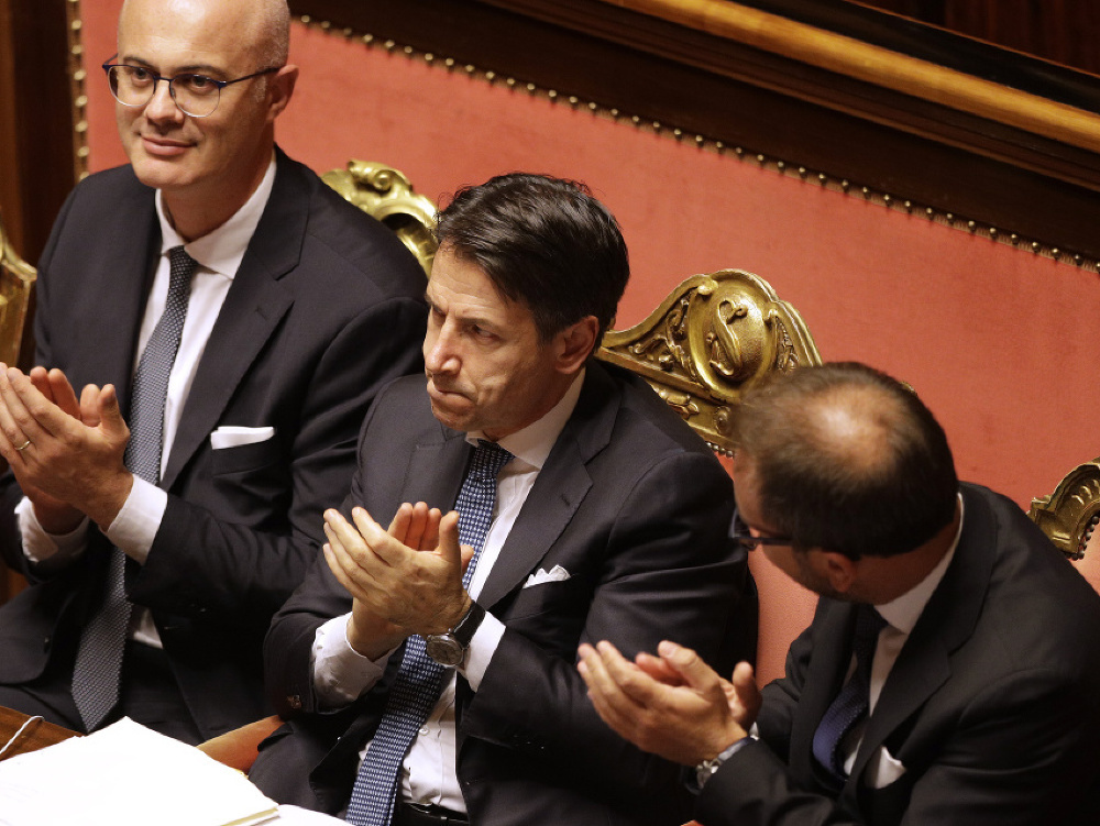 Taliansky premiér Giuseppe Conte tlieska po tom, ako Senát vyslovil dôveru jeho novej vláde