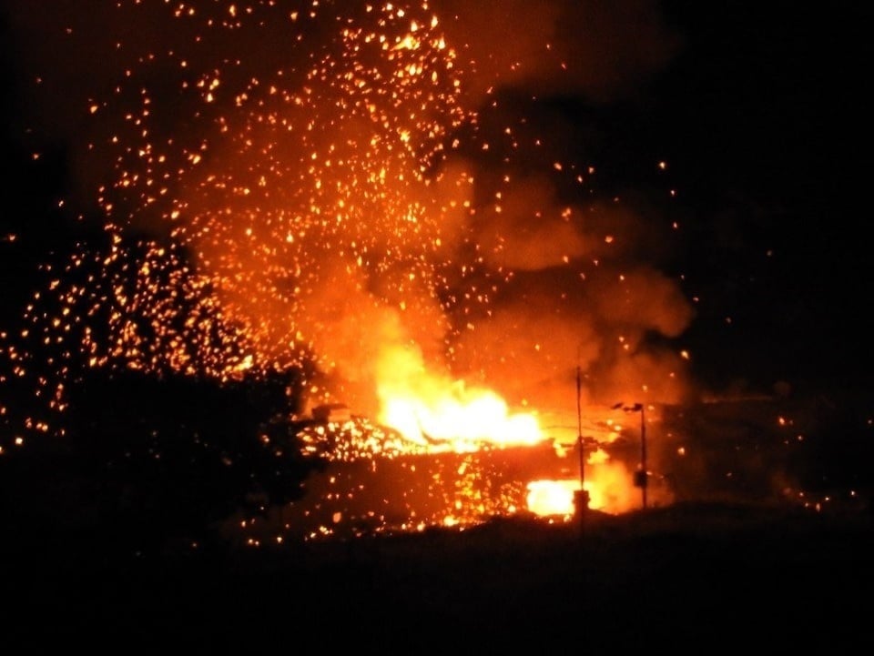 Opakované výbuchy na Cypre spôsobil požiar muničného skladu.
