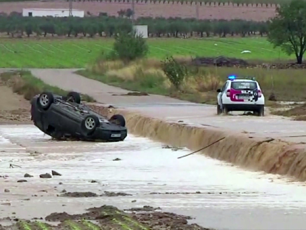 Starší manželia zahynuli, keď sa ich auto prevrátilo v prudkých lejakoch a záplavách, ktoré vo štvrtok postihli juhovýchod Španielska.