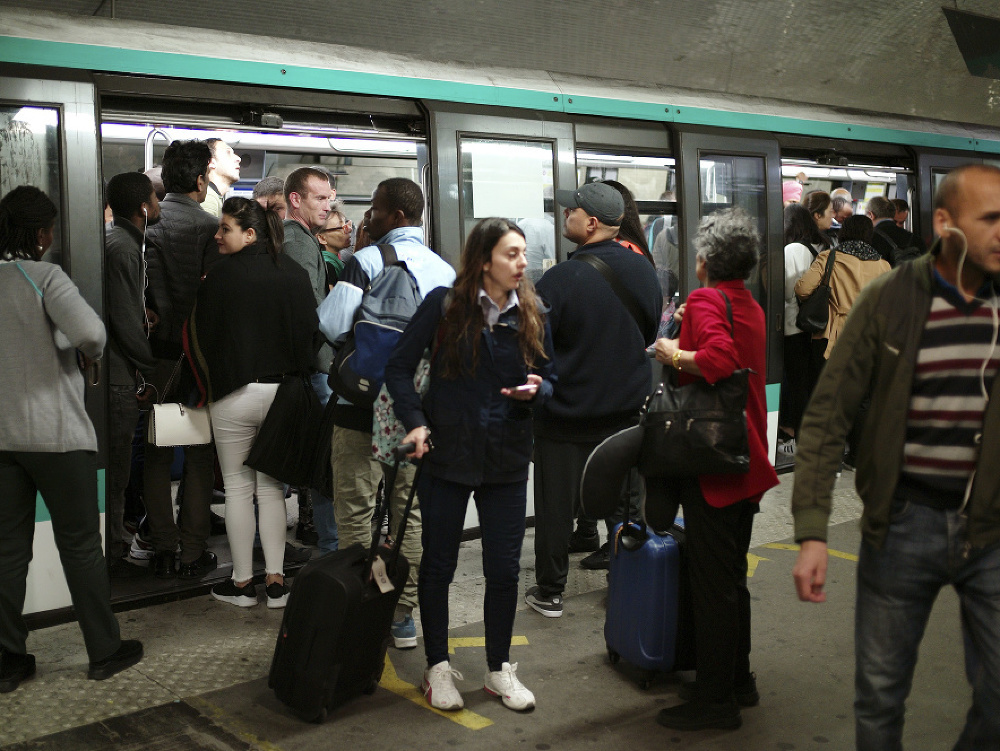 Dopravu v Paríži ochromil štrajk zamestnancov mestskej hromadnej dopravy.